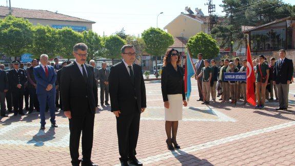 İlçe Milli Eğitim Müdürümüz Sayın Yılmaz CEYLAN,23 Nisan Ulusal Egemenlik ve Çocuk Bayramı Etkinlikleri Kapsamında Atatürk Anıtına Çelenk Koydu.