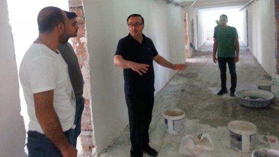 İlçe Milli Eğitim Müdürü Yılmaz CEYLAN, Karacaşar İlk/Ortaokulunda yapımı devam eden Büyük Onarım Çalışmasında İncelemelerde bulundu.