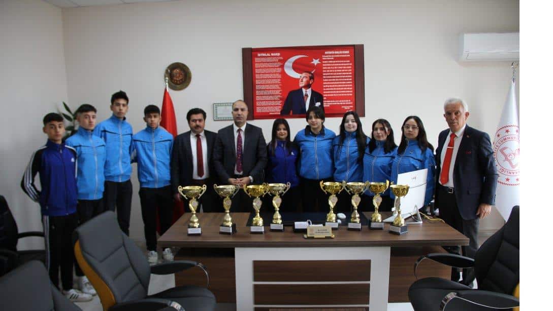 İlçemiz Şehit Hamide Sibel Çetinkaya Anadolu Lisesi Öğrencileri il geneli katıldıkları yarışmalarda kazandıkları kupalarla İlçe Milli Eğitim Müdürümüz Sayın Resul ÇEVİK'i ziyaret ettiler.