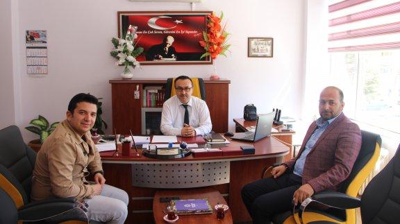 Ak Parti Gençlik Kolları Başkanı Sayın Oğuzhan TÜMEL ve Gülşehir Sürücü Kursu Müdürü Sayın Sami DEMİRSES Müdürümüzü Makamında Ziyaret Ettiler.