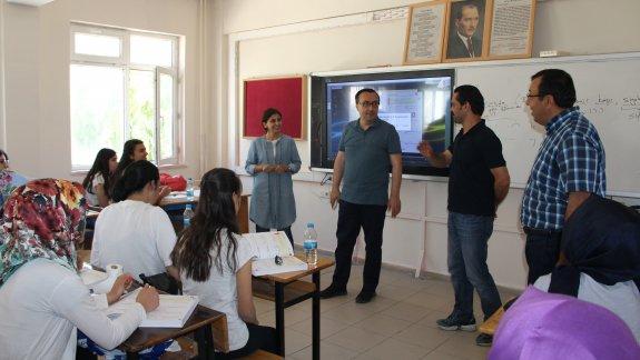 İlçe Milli Eğitim Müdürümüz Yılmaz Ceylan, Gülşehir Şehit Hamide Sibel Çetinkaya Anadolu Lisesinde devam eden Destekleme ve Yetiştirme Kurslarını denetledi.