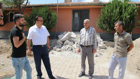 İlçe Milli Eğitim Müdürümüz Yılmaz CEYLAN, Hacıhalilli İlkokulunda yapımı devam eden onarım çalışmasında İncelemelerde bulundu.