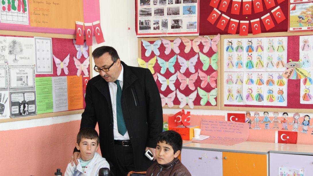 İlçe Milli Eğitim Müdürümüz Sayın Yılmaz CEYLAN Sabah Mesaisine Köy Okullarında Başladı.