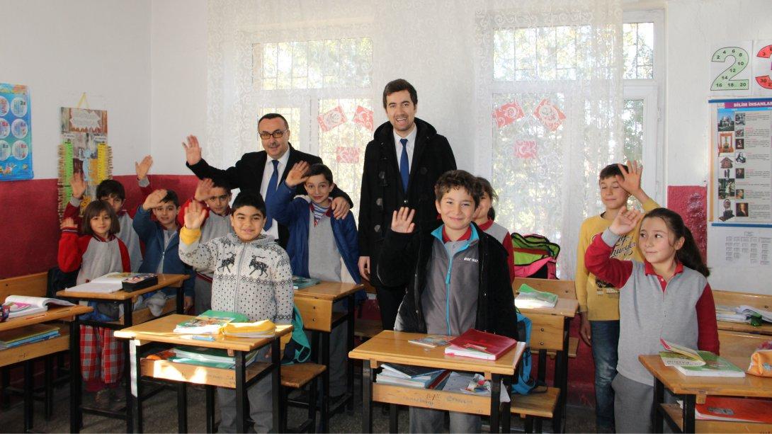 İlçe Milli Eğitim Müdürümüz Sayın Yılmaz CEYLAN Sabah Mesaisine Köy Okullarında Başladı.
