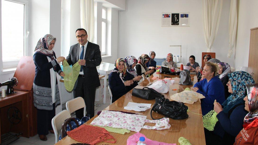 İlçe Milli Eğitim Müdürümüz Sayın Yılmaz CEYLAN, Gülşehir Şehit Ali Rıza Güneş Halk Eğitimi Merkezini Ziyaret Etti.