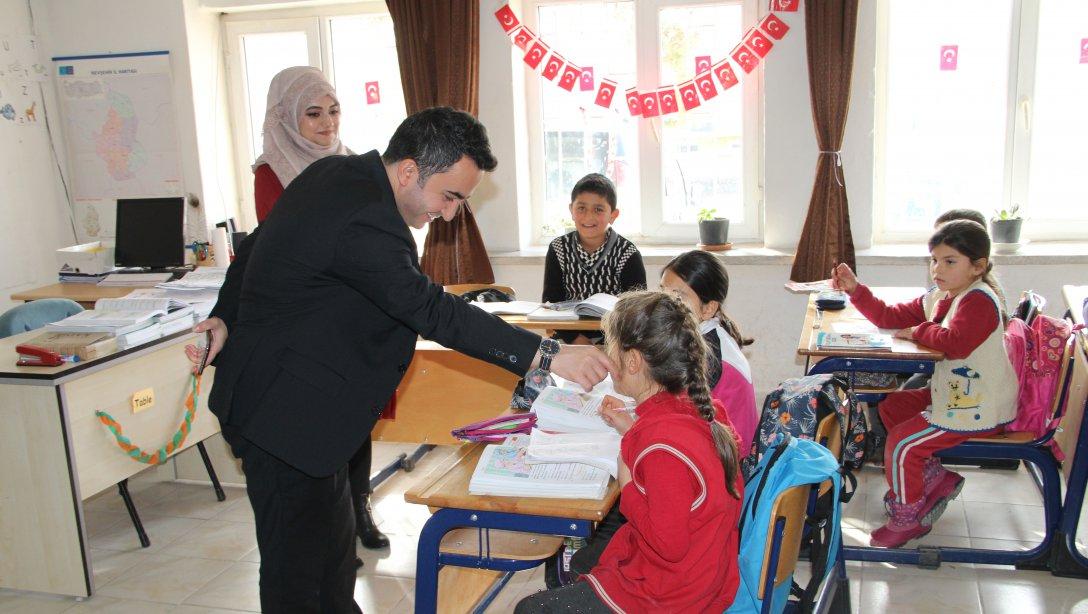 İlçe Kaymakamımız Sayın Ahmet KAVANOZ Yeniyaylacık İlkokulunu Ziyaret Etti.