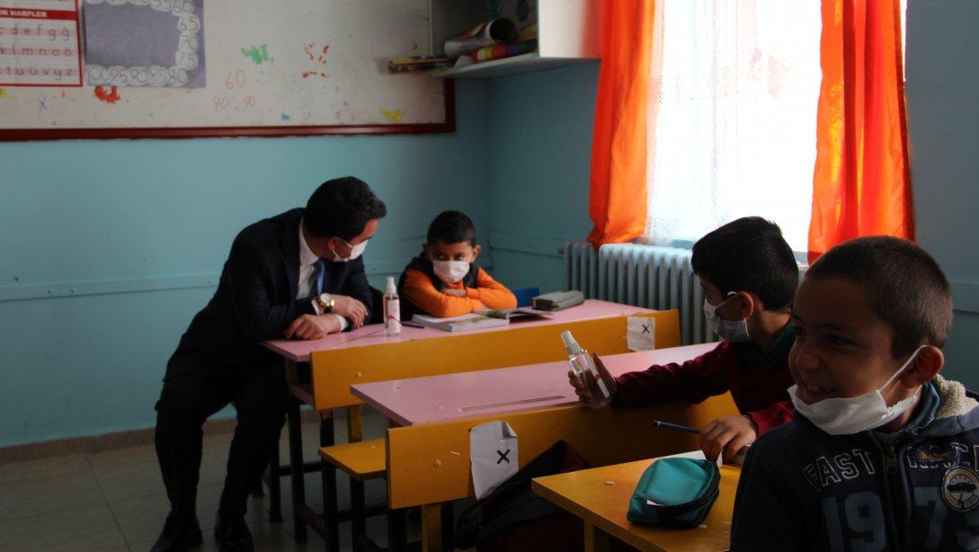 Kaymakamımız Sayın Ahmet KAVANOZ Ovaören İlk-Ortaokul Ziyaret Etti