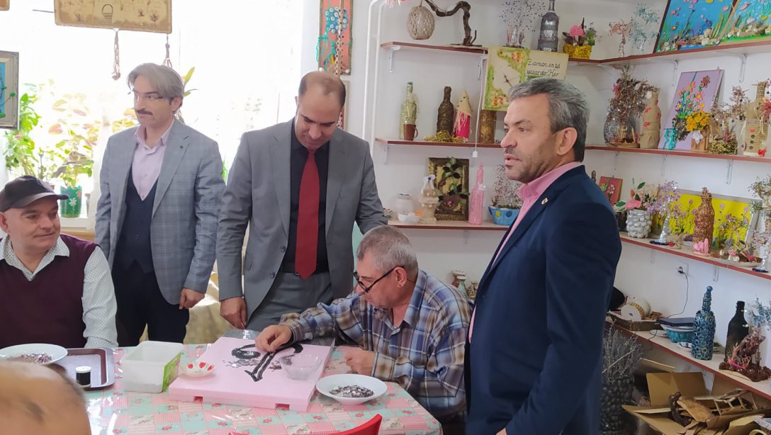 İlçe Milli Eğitim Müdürümüz sayın Resul ÇEVİK ve İlçemiz Şehit Ali Rıza Güneş Halk Eğitim Merkezi müdürü İsmail KÜÇÜKKÖYLÜ Gümüşkent Rehabiltasyon Merkezini ziyaret ettiler.