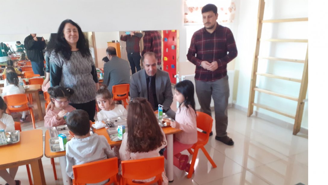 İlçe Milli Eğitim Müdürümüz sayın Resul ÇEVİK İlçemiz Tomurcuk Anaokulu ve Atatürk İlkokulu'nu  ziyaret etti.