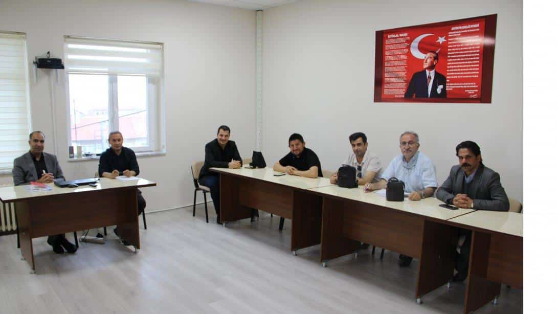 İlçe Milli Eğitim Müdürümüz sayın Resul ÇEVİK başkanlığında ilçemiz ortaokul müdürleri ile 2023 LGS sınavı hazırlıkları ve alınacak tedbirlerin görüşüldüğü istişare toplantısı yapıldı.