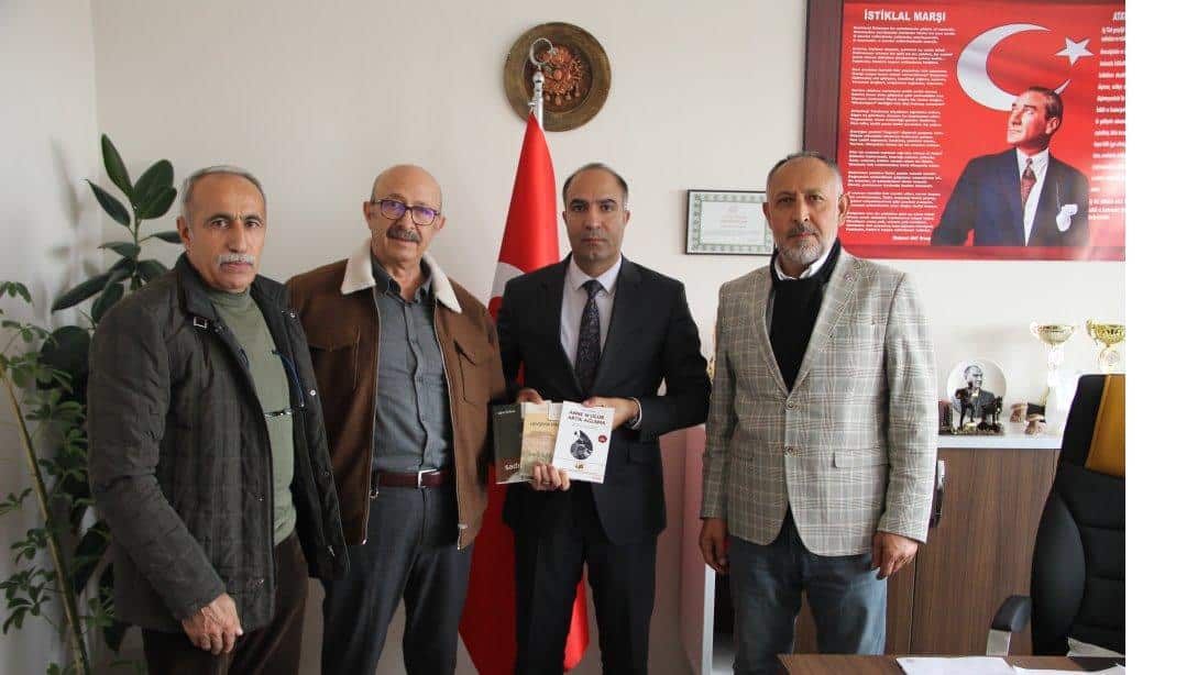 Emekli öğretmen,yazar Oğuz ÖZDEM ve Koçak Mobilya sahibi Mustafa YILDIRAN İlçe Milli Eğitim Müdürümüz sayın Resul ÇEVİK'i ziyaret ettiler.