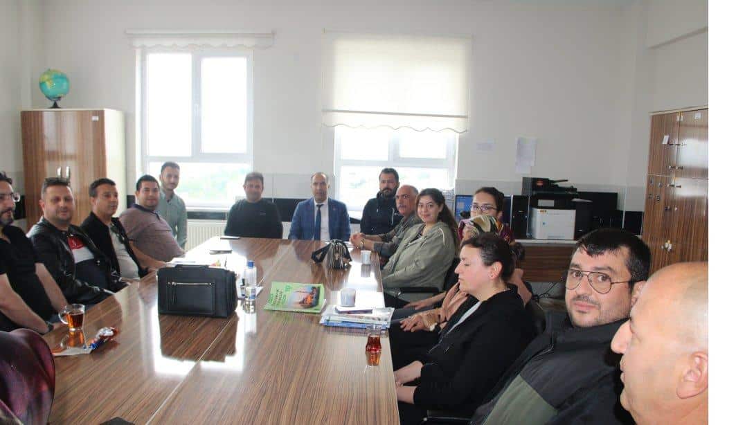 İlçe Milli Eğitim Müdürümüz Sayın Resul ÇEVİK İlçemiz Şehit Ömer Halisdemir Mesleki Teknik Anadolu Lisesi'ni ziyaret etti.