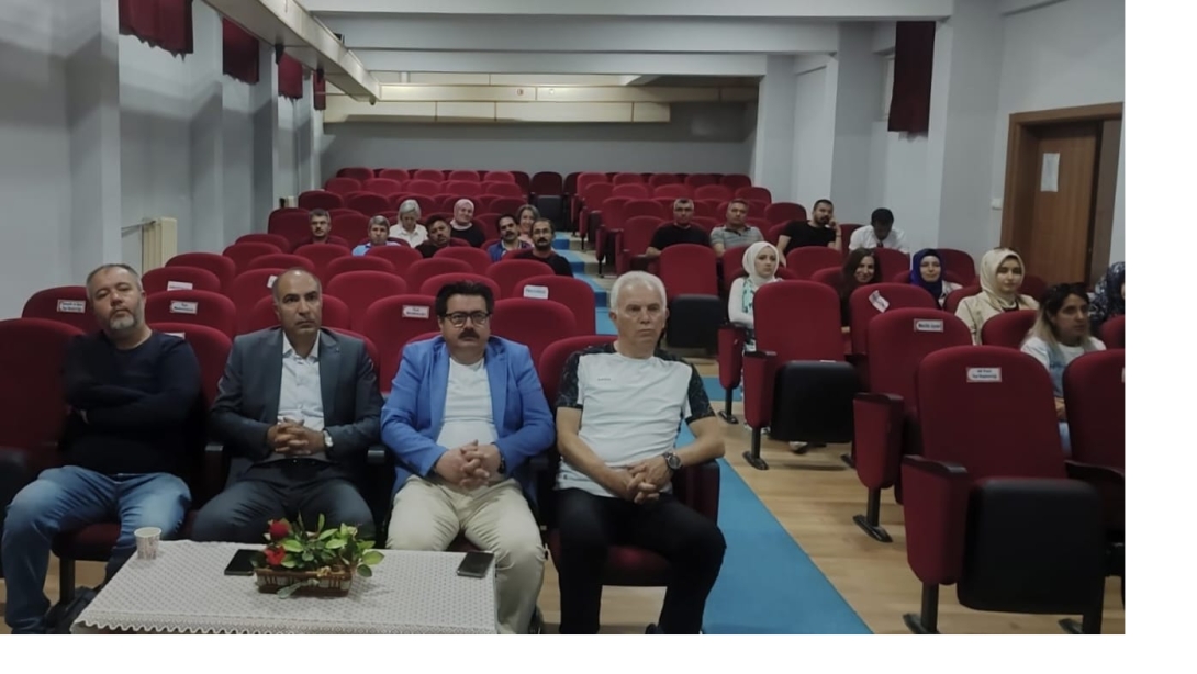lçe Milli Eğitim Müdürümüz sayın Resul ÇEVİK Haziran dönemi Mesleki Çalışma dönemi programı kapsamında Şehit Hamide Sibel Çetinkaya Anadolu Lisesi okul idarecileri ve öğretmenleri ile birlikte sayın bakanımız Yusuf TEKİN'in öğretmenlere hitabını dinledi.